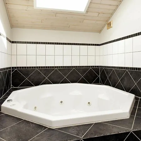 Semesterbostad Three-bedroom Holiday In 5