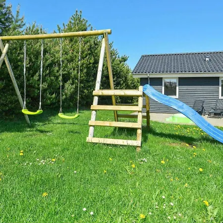 Three-bedroom Holiday In 5 *